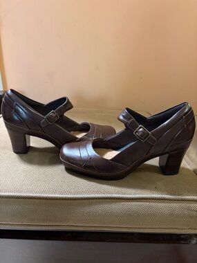 NWOT Clarks Leather Dark Brown Mary Jane Block Heels